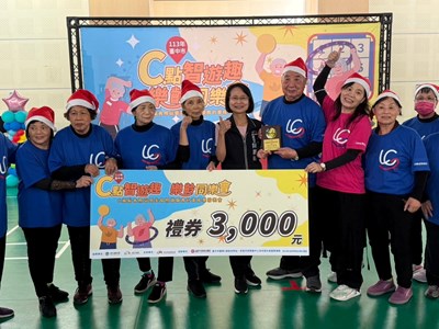 陳副局長麗娟頒發參加同樂會的據點獎牌及禮券_0