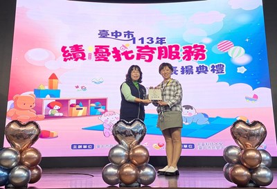 廖局長頒發資深敬業獎_0