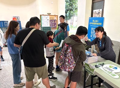 台中捷運前進文華高中宣導安全乘車，與師生零距離互動。