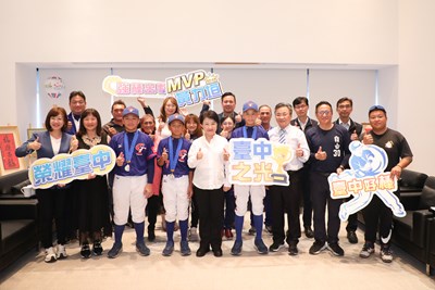 U12亞洲少棒錦標賽奪冠！盧市長與三位參賽小將及家屬貴賓合影