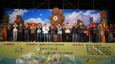 臺中市政府文化局長陳佳君代表市長盧秀燕出席今日紙風車《雞城故事》活動_0