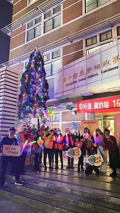 在地教會於聖誕樹下報平安