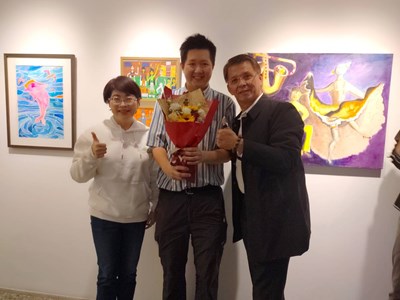臺中市政府文化局長陳佳君、台灣身心障礙藝術發展協會理事長陳志聲，致贈花束給參展者