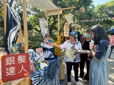 染布達人楊麗琴為扶植家鄉婦女維持家計投入藍染創作25年_0_0