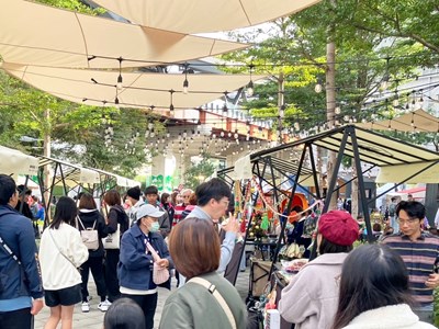 台中捷運松竹站的燈飾為耶誕市集增添溫馨與暖意。