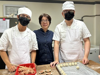 店長(左)與企業主(中)給予阿源(右)學習時間與空間