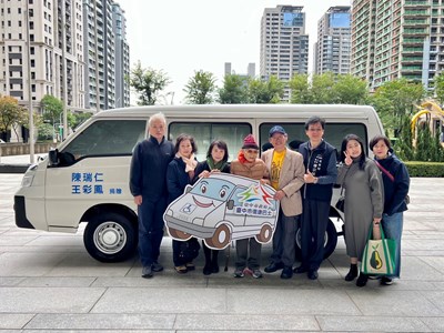 思念化為大愛 陳氏家族捐贈中市府復康巴士_0
