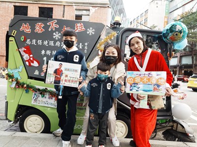 電動掃街車盛裝出勤，化身為可愛的街道清掃英雄，與民同樂