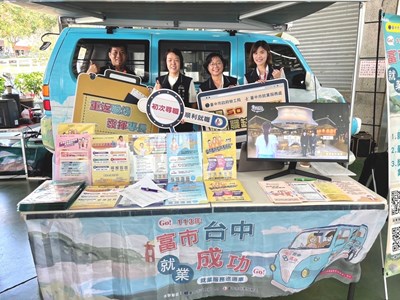 勞工局林淑媛局長推廣巡迴車諮詢服務助市民就業