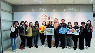 「金典台中 檔藏稅史」檔案展吸引中市府秘書處參觀驚奇聲連連