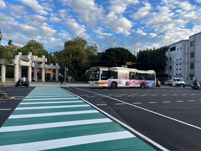 市府持續建置行人友善交通設施，包含綠斑馬、行穿線退縮等