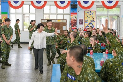 (主)盧市長前往營區探視役男，在親切互動中獲得役男們熱烈的迴響