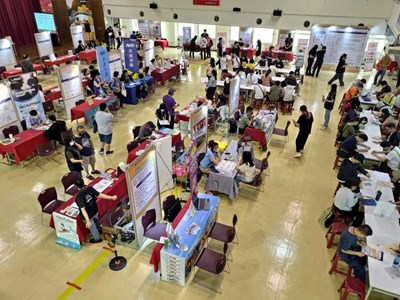 活動現場湧入許多市民朋友前來尋職