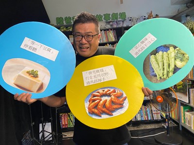 陸爸爸說演故事劇團以年菜題材當道具，結合交通宣導，阿公阿嬤看得津津有味。