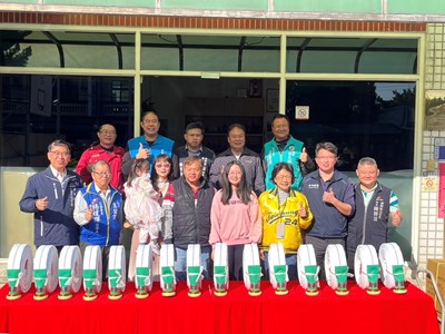 金輝實業社董事長康文宰熱心公益精神,捐贈神岡消防分隊水帶50條。