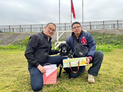 腿腿新春回娘家，消防局送牠美味年菜