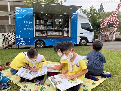 中市圖行動圖書車深入學校、廟埕、偏鄉及社區角落等多元據點推廣閱讀