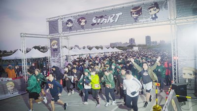 以知名漫畫「進擊的巨人」為主題的路跑吸引許多首次參與路跑活動的漫畫迷