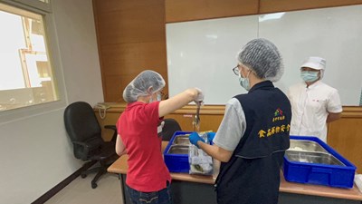食安處稽查人員進行午餐成品抽驗_0