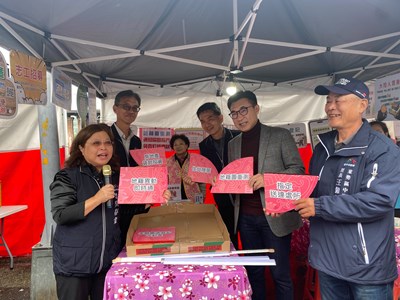 地政局吳局長向民眾宣導地籍異動即時通