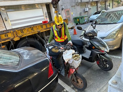 占用道路無牌廢機車拖吊作業_0