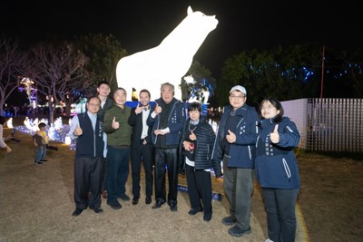 建築大師隈研吾與黃副市長及市府團隊於冰晶守護者燈組前合影留念