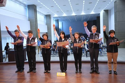 新任大安、清水、豐原、霧峰、潭子、東區及中區戶所主任(由左而右)宣誓就職