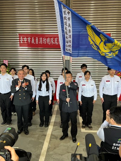 水湳救護義消分隊在局長孫福佑授旗下正式成軍_0