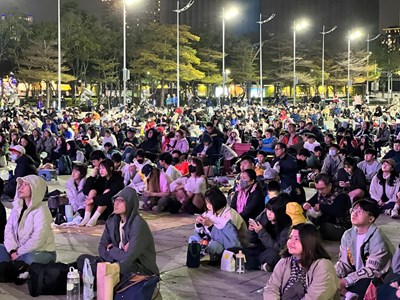 臺中市府前廣場聚集逾兩千球迷一起應援加油