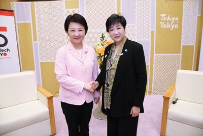 盧市長與小池知事的出身背景與經歷有許多相同之處，兩人也都是該座城市歷史首位女性市長