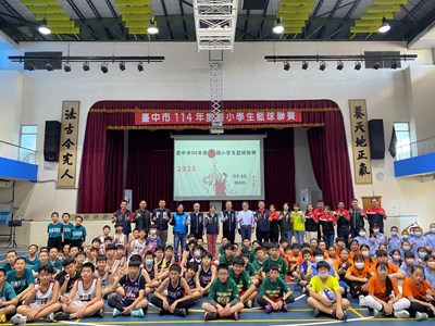 教育局副局長郭明洲與來賓及選手合影