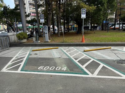 (1)交通局試辦「充電車格消防間隔」降低火災發生時的蔓延情形_0