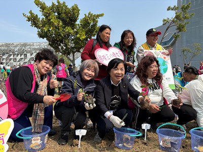 03-透過植樹的行動響應盧市長扎根教育，宣導環境永續觀念，也因適逢三八國際婦女節，
