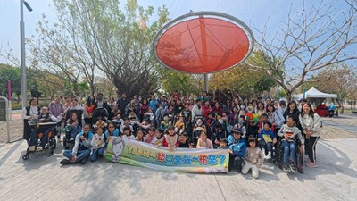 01-中市建設局與民團辦中央公園無障礙遊具體驗，家長力讚：滿足多元需求的遊戲場新標