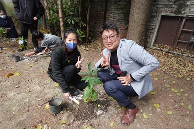 槺榔國小校長與學生共同栽植樹苗