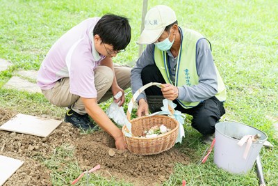 採行樹葬，先人骨灰將伴隨花瓣、溶磷菌、培養土等有機物灑入，以自然方式回歸大地
