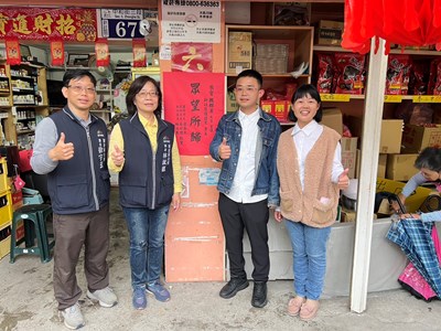 新社區復盛里長補選，魏群蒝(右2)代母出征以691票勝出