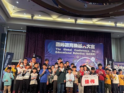 03蔣局長與得獎學生合影_0_0