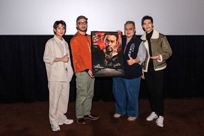 電影《器子》導演簡學彬(左2)、演員黃禮豐(左1)及吳承洋(右1)致贈電影簽名海報予新聞局_0
