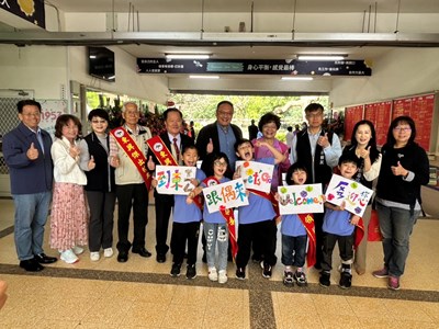 學童歡迎鄭副市長及各位貴賓蒞臨新社區東興國小_0