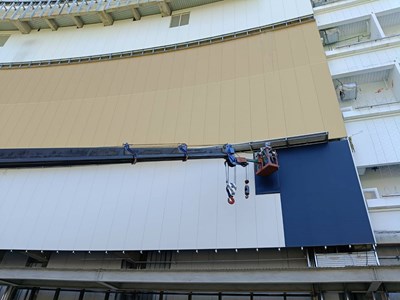 主照-漢神洲際購物中心白色外牆今日進場施工貼膜
