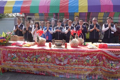 與會嘉賓共同祭拜祈求工程順利平安_0