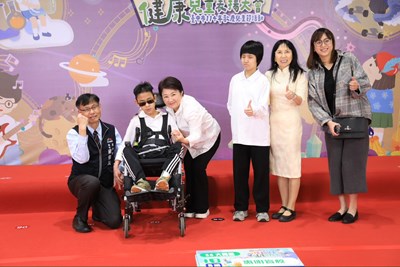 中市表揚1200位模範兒童、健康兒童 盧市長配合學生「各種Pose」擺拍：以你們為傲！
