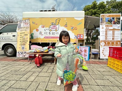 玩具車出動巡迴7行政區！　中市社會局邀親子交換玩具 (3)