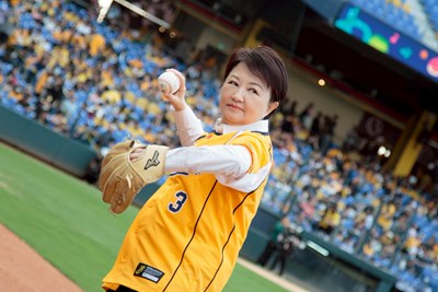 市長盧秀燕擔任開球嘉賓，為新球季揭開序幕