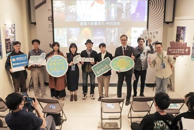 圖一 左起開幕片離別沒有吉時導演 黎九麟、嶺東科大數位媒體系系主任 黃俊雄、觀摩片致回家的妳 製片張馨予、台藝大多媒體藝術動畫學系教務長 劉家伶、台藝大多媒體藝術動畫學系教授 石昌杰、台中影視發展基金會執行長 張婉榆、嶺東科技大學校長 陳仁龍、嶺東科技大學教授 廖偉智 、沙鹿深波圖書館長 許栘綻