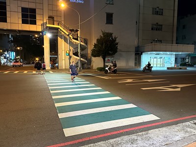 擴大行人友善環境，市府也透過交通工程手段持續改善道