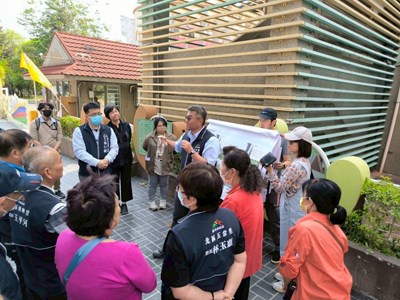 為利民眾了解改善人行空間同時友善樹木的做法,建設局召開地方說明會詳細說明溝通