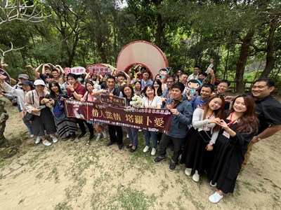 參加者徜徉在自然田野中浪漫滿分，也為愛情悄然加分