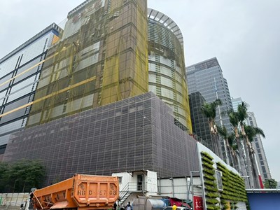 外牆施工鷹架目前東側已搭建至6樓